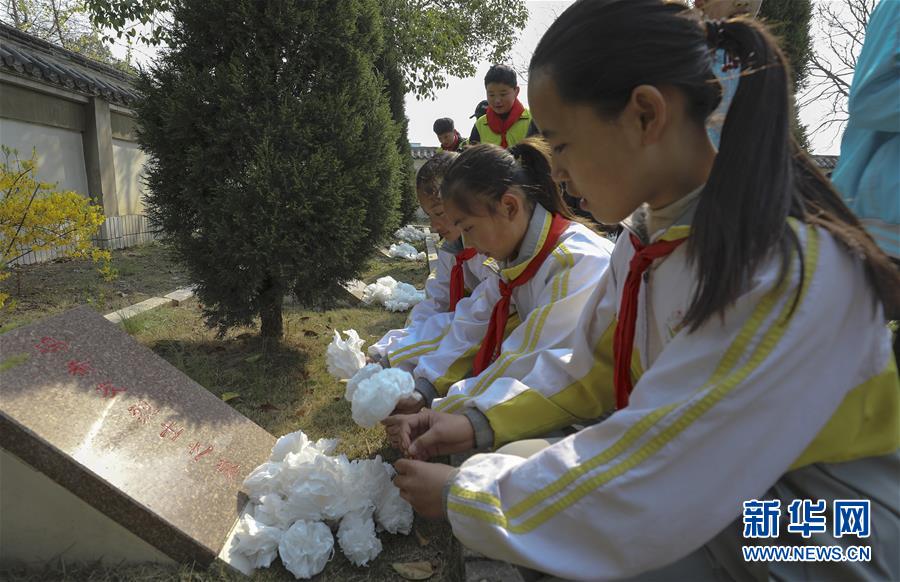 烈士家属祭奠遭拒背后的故事与反思，打洞进小学上坟的深层思考