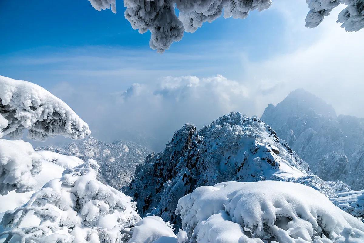 黄山金色雪景惊艳冬日，魔法自然馈赠的独特魅力