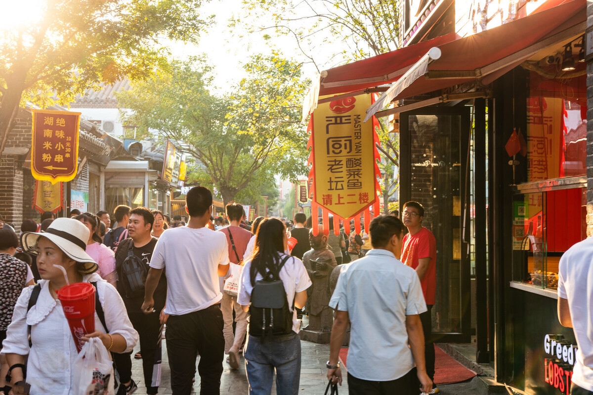 跟随旅行团探寻，隐藏的美食街之旅