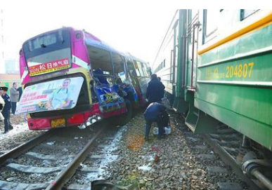 俄火车相撞事故伤亡人数升至27人，事故背后的原因与反思