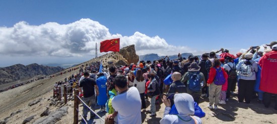 珠峰景区旅游热潮，游客突破五十万人次背后的故事