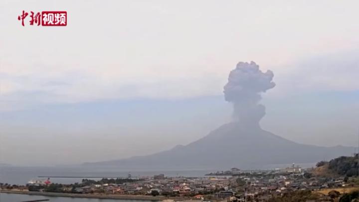 日本火山喷发灰柱直冲云霄，自然力量震撼展现