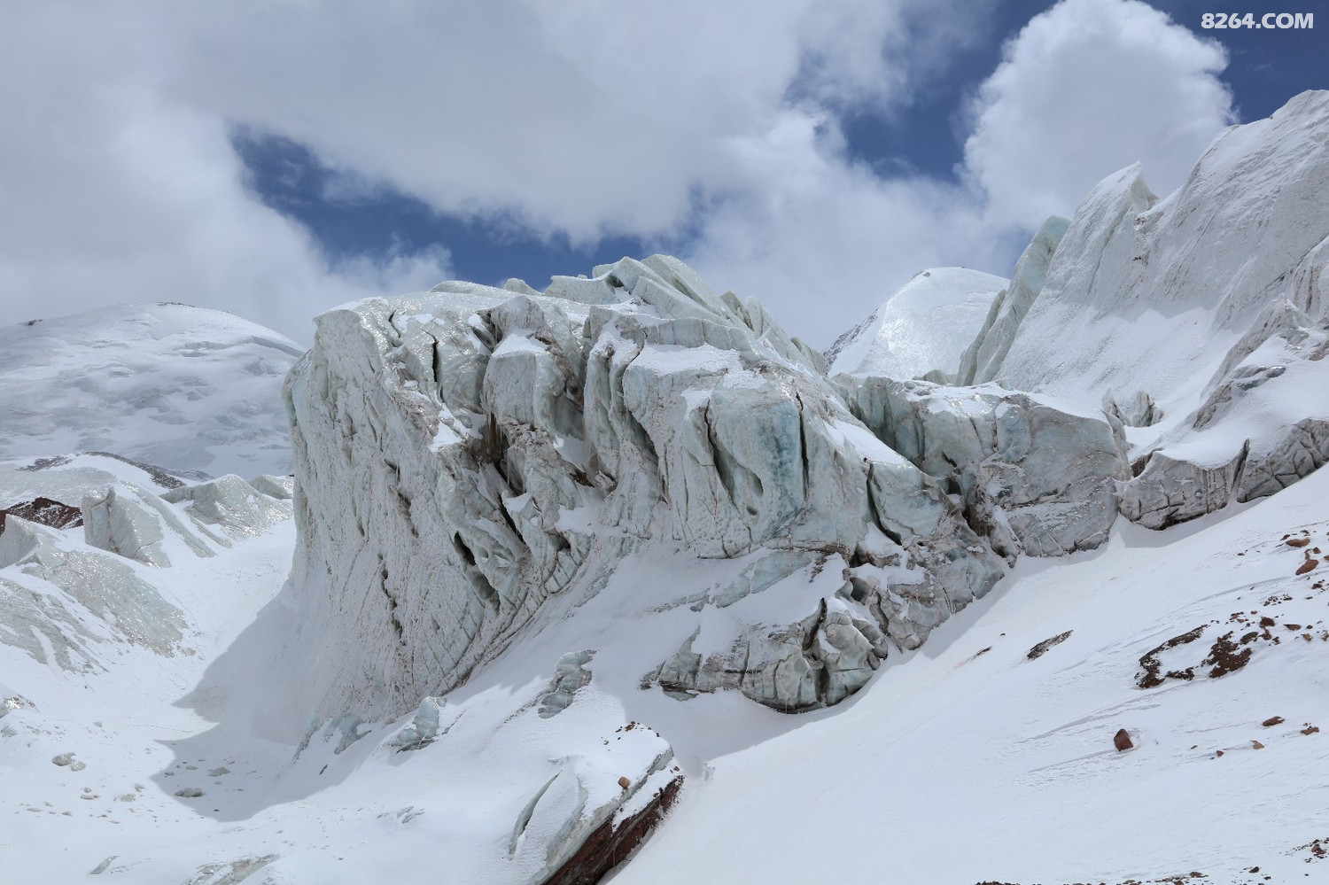 知名博主雪山飞跃挑战极限遭遇失联事件，对安全与冒险的反思